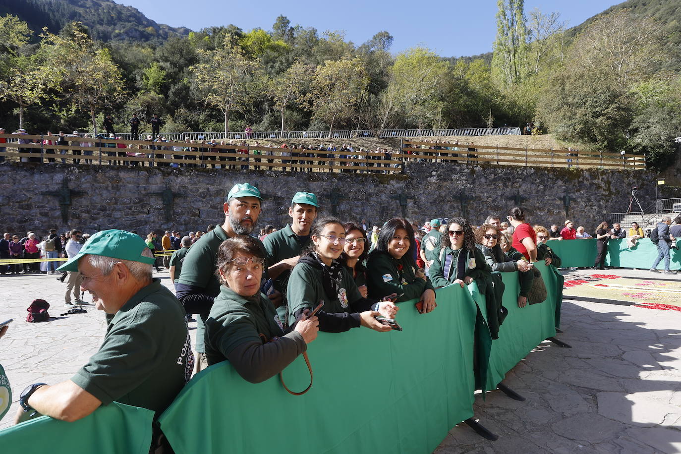 Los más madrugadores pudieron coger buen sitio para ver la apertura de la Puerta del Perdón.