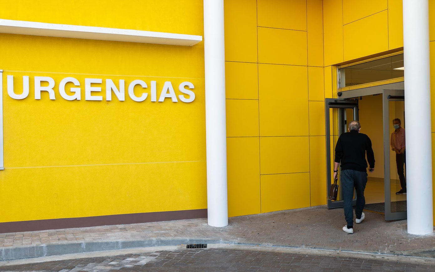 La fachada del hospital donde se encuentra la entrada al servicio de Urgencias, que no ha cambiado de ubicación con la reforma, ahora luce de color amarillo.