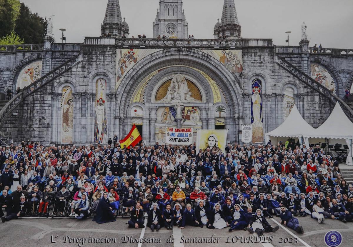 Grupo de cántabros que han viajado este año a Lourdes en el cincuenta aniversario de la peregrinación.