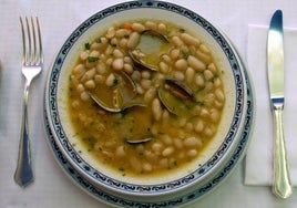 Alubias con almejas, un plato de cuchara... y tenedor.