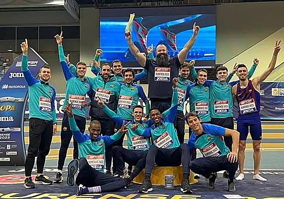 Imagen de archivo de los atletas del Barça, con Tobalina en el centro (con el trofeo) tras proclamarse campeones de la Copa.