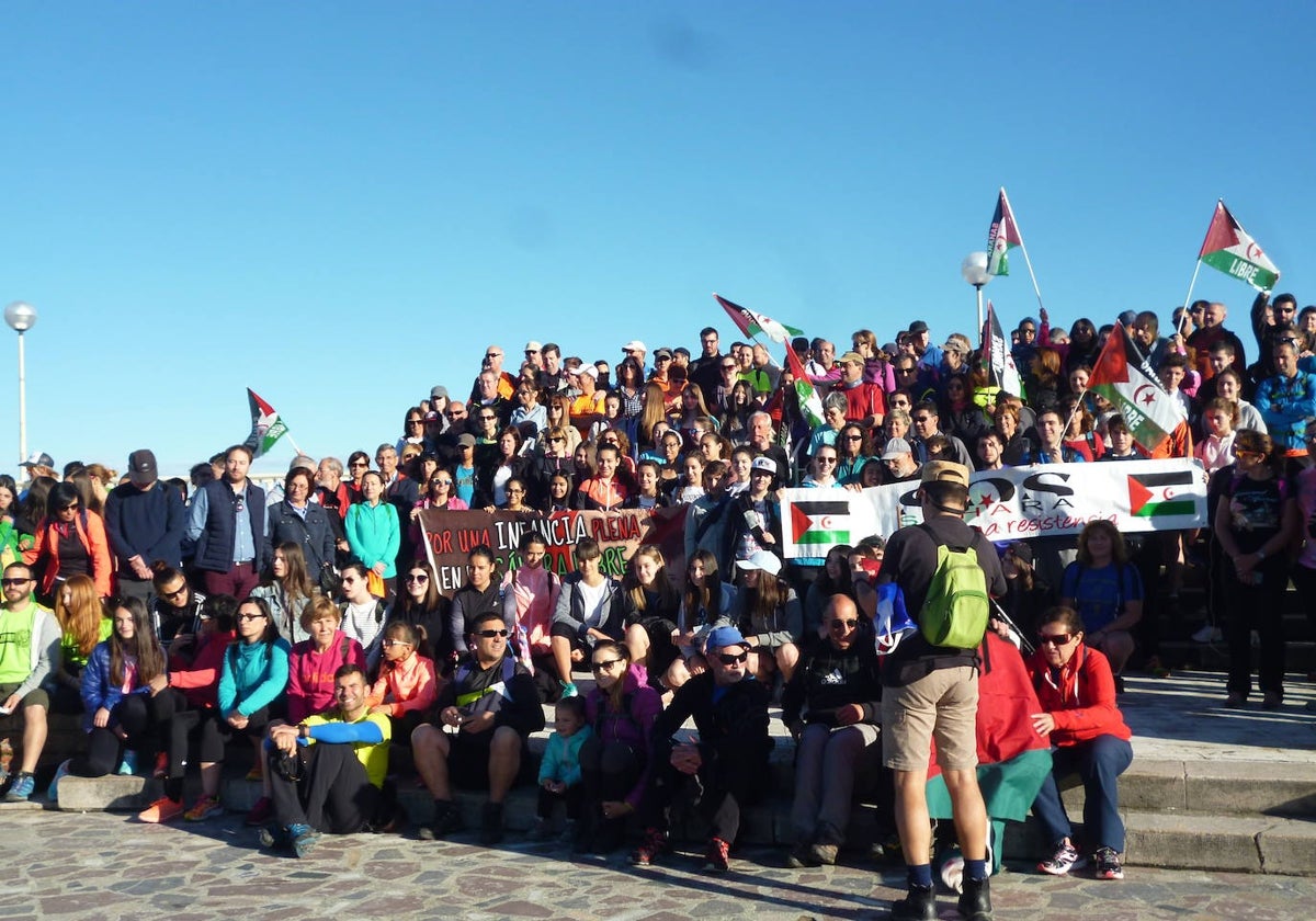 Participantes congregados en el parque de los Tres Pescadores de Laredo en la salida de una de las ediciones ya celebradas.