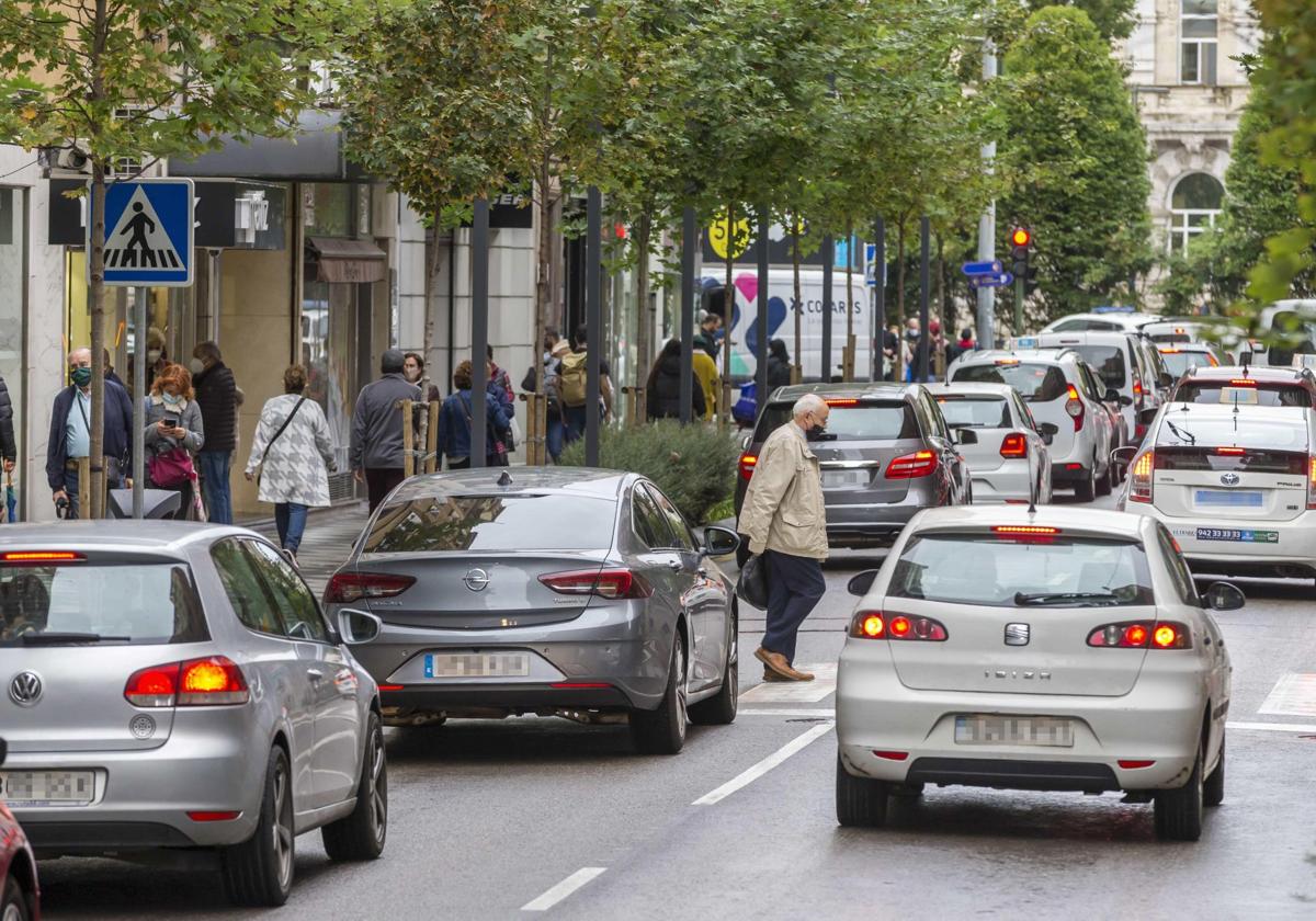 Imagen de archivo de una mañana de denso tráfico en la calle Isabel II de Santander, en pleno centro de la ciudad.