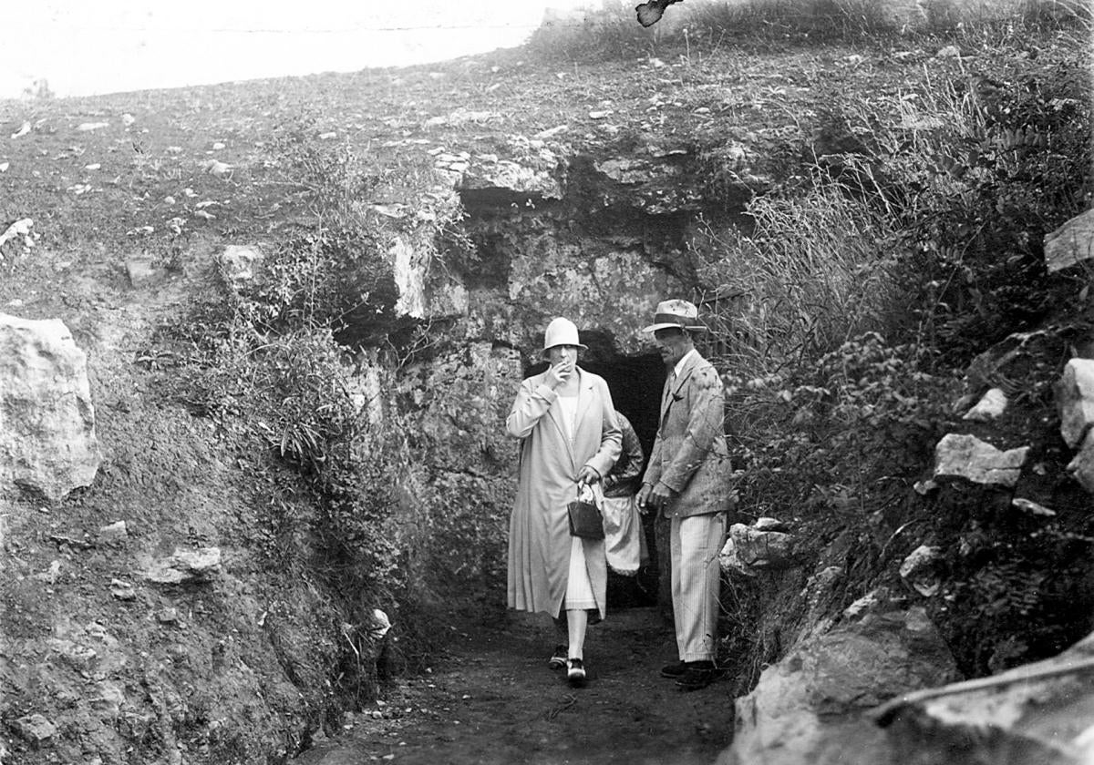 p La reina Victoria Eugenia de Battenberg saliendo de las cuevas de Altamira (veranos reales). t Guías de viaje y publicaciones que se exponen en la muestra temporal.