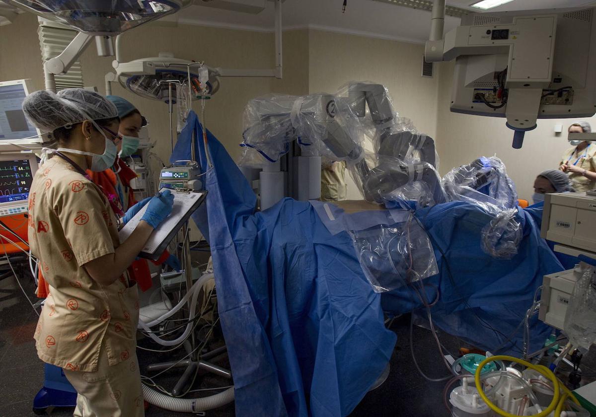 Imagen de archivo de un quirófano de Valdecilla en una intervención quirúrgica.