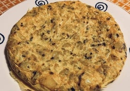 Tortilla de patatas con cebolla, hecha por Gloria.