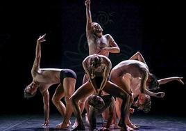 Los intérpretes del Ballet Preljocaj interpretarán en el Palacio de Festivales su versión de 'El lago de los cisnes'.