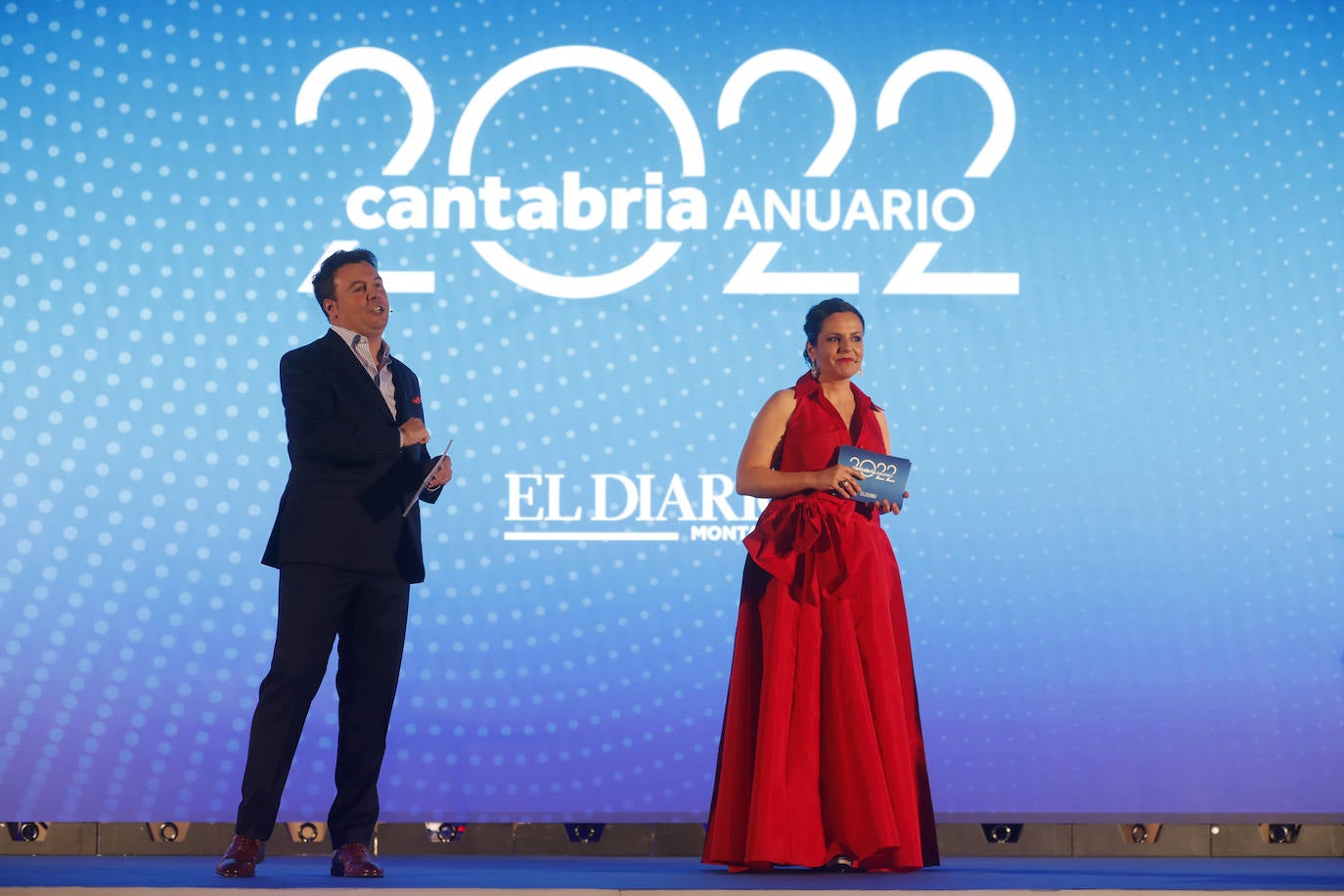 Los presentadores de la gala, Álvaro Machín y Pilar González.