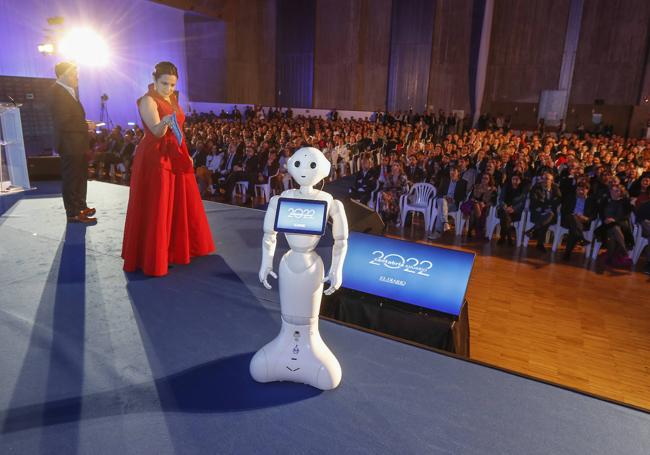 La gala se desarrollo en el Palacio de Exposiciones. En la imagen, los presentadores en el escenario junto al robot protagonista del acto y el público al fondo.