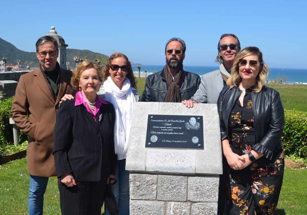 La familia de José Ramón Alonso Garmilla (Tabolo) junto al monolito descubierto.