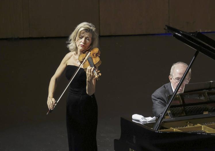 Imagen principal - Arriba: El tenor peruano Juan Diego Flórez protagonizará una de las grandes noches del Festival. DM / Abajo: Sokolov, durante su paso por el FIS en 2015. EFE/Esteban Cobo y el pianista onubense Javier Perianes regresa a Santander. DM