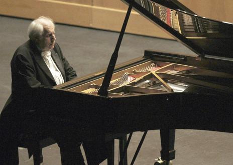 Imagen secundaria 1 - Arriba: El tenor peruano Juan Diego Flórez protagonizará una de las grandes noches del Festival. DM / Abajo: Sokolov, durante su paso por el FIS en 2015. EFE/Esteban Cobo y el pianista onubense Javier Perianes regresa a Santander. DM