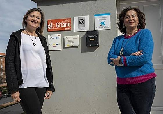 Raquel Basanta (izquierda) y Ruth Peredo, ante la sede de la Fundación Secretariado Gitano.