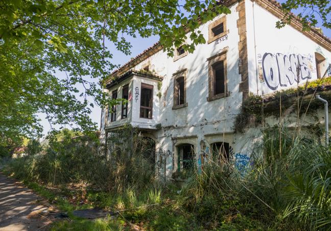 Las paredes de las edificaciones en desuso están llenas de pintadas.