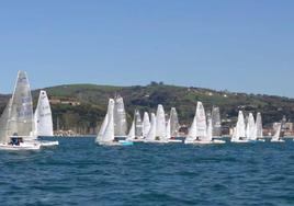 Embarcaciones en plena competición en liza por el Campeonato de España de la clase Vaurien en aguas de la bahía pejina.