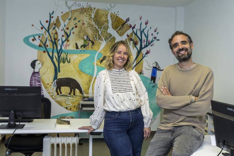 Celia Bezanilla y Ramón Gelabert, en la sede de Unate, en Santander.