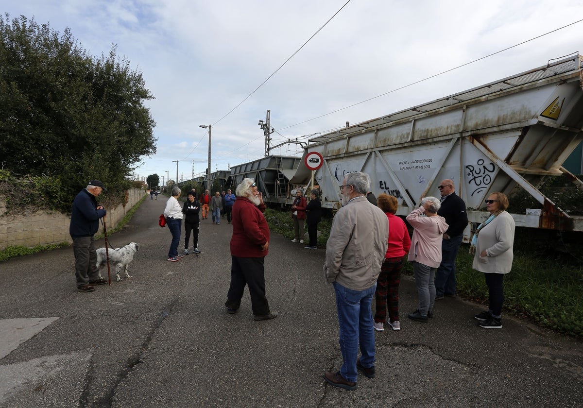 Vecinos de los barrios afectados protestan ante el muro ferroviario.