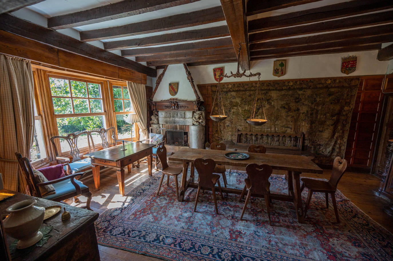 Comedor con una gran mesa mandada hacer por el padre de Concha de La Serna, con una chimenea al fondo.