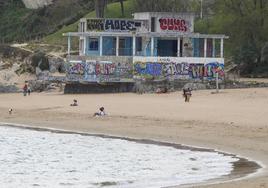 Imagen del deteriorado edificio del antiguo balneario de La Horadada, ubicado en la playa de Los Peligros, en Santander.