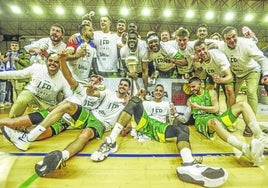 Los jugadores y cuerpo técnico del Alega celebran su ascenso a LEB Oro