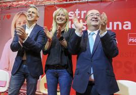 El líder del PSOE, Pablo Zuloaga, este miércoles, junto a la alcaldesa de Castro, Susana Herrán, y el ministro de Cultura y Deporte, Miquel Iceta.
