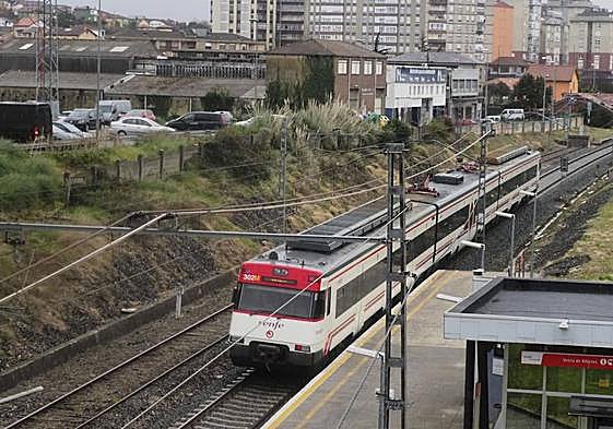 Imagen de archivo de un tren de la línea C1 a su paso por Maliaño.