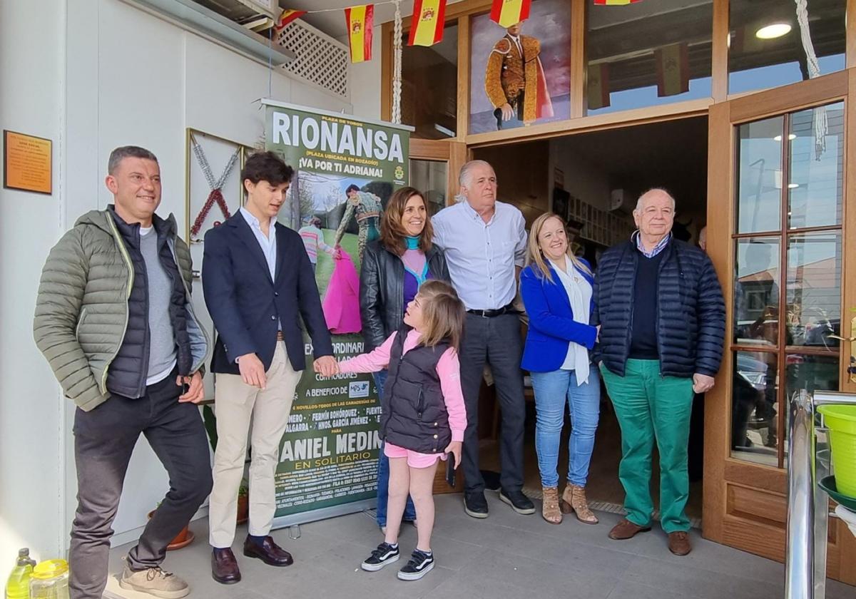 Gonzalo Alonso (padre de la niña), Dani Medina con Adriana, Paula Fernández, José Luis Herrero (alcalde de Rionansa), Isabel Urrutia e Indalecio Sobrino.