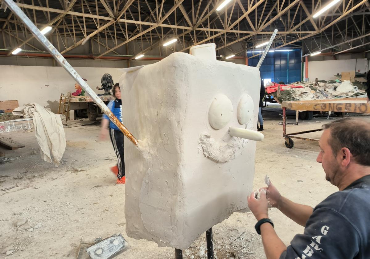 Uno de los ocho monitores que participan talla una figura en El Ferial