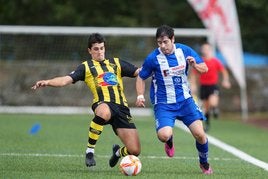 Resines, del Cayón, pelea por la pelota con Josemi, del Naval, en un partido de la pasada Copa Federación.