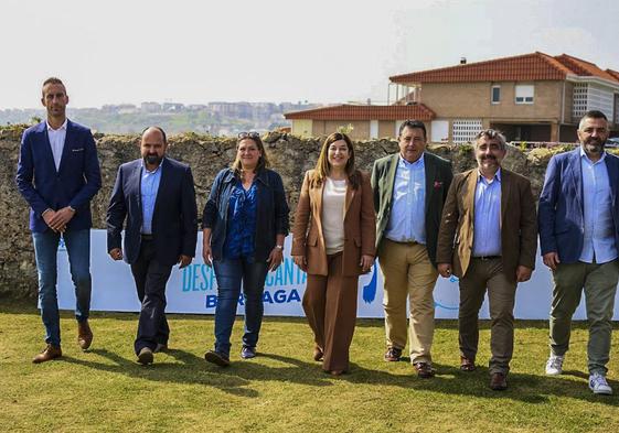 Buruaga, en el centro, junto a los seis candidatos de la comarca.