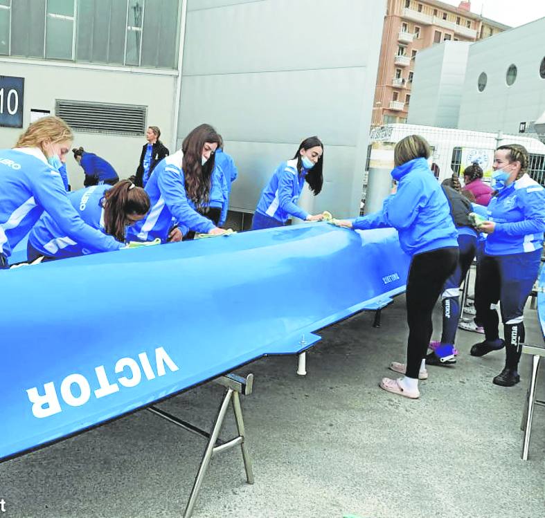 Las remeras, con el batel femenino de Astillero.