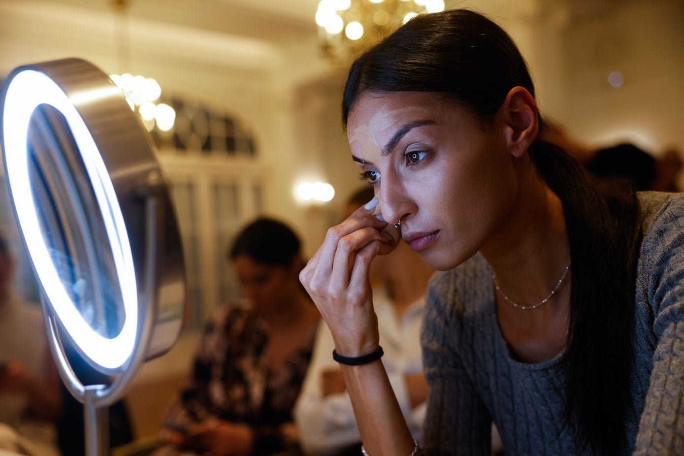 La modela Fedua Saber preparándose horas antes de la inauguración de Moda Norte en el Hotel Real.