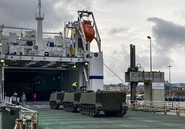 El buque transporta, además, veinte blindados TOA M-113.