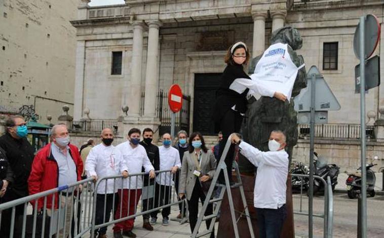 Imagen - Imagen de una de las ediciones anteriores de la ofrenda al monumento de La Quesera de la Plaza de la Esperanza.