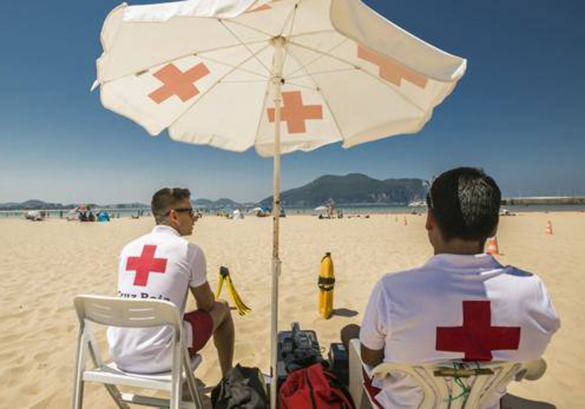 Dos socorristas vigilan la playa Salvé desde uno de los puestos habilitados en una temporada en la que Costas impidió colocar las torres de vigilancia.