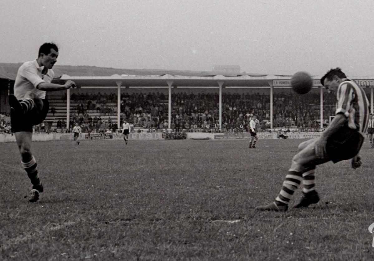 Martínez remata el cuarto gol al Granada en el partido disputado en mayo de 1953.