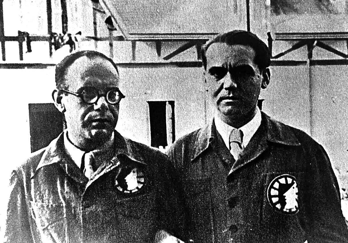 Ugarte y Lorca en una histórica imagen en el paso de La Barraca por las Caballerizas de La Magdalena.