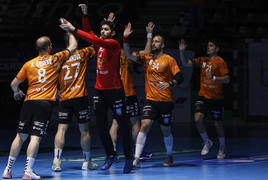 Los jugadores naranjas, en la presentación antes del partido ante el Cisne