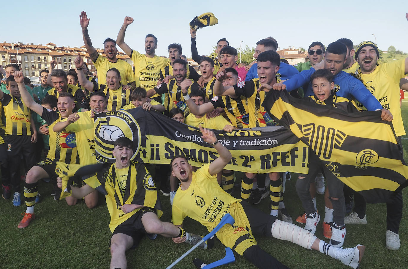 Una pancarta con la frase '¡¡ Somos de Segunda RFEF !!' apareció al punto en el césped tras el partido. El Cayón retornará a esa categoría apenas una temporada después de abandonarla.