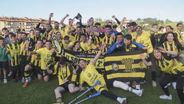 Jugadores y aficionados celebran tras el encuentro el título de Liga y el consiguiente ascenso a Segunda RFEF