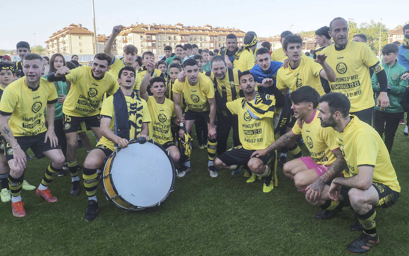 Resines, con un bombo, se dispone a dirigir los ánimos de la afición en las gradas del Fernando Astobiza.