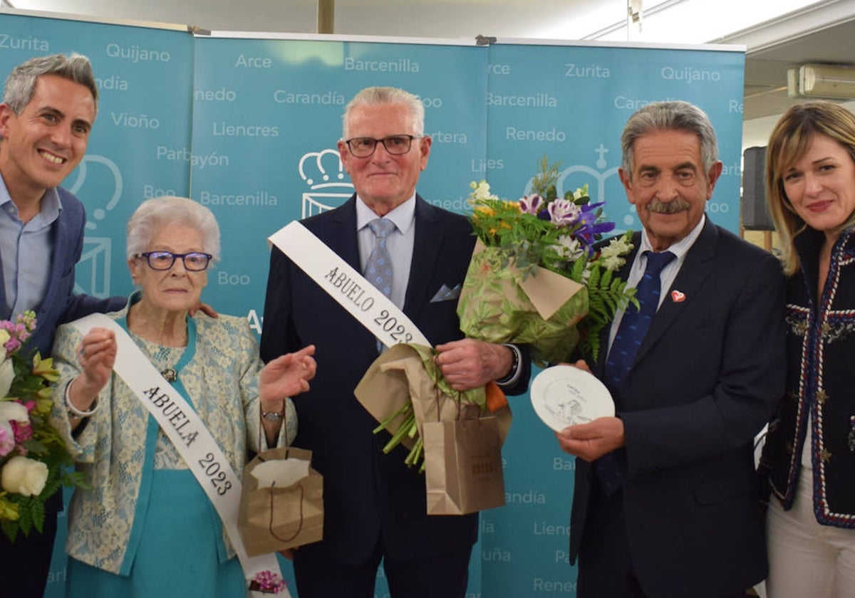 Luisa Narvarte y Raúl Gutiérrez, de 105 y 92 años, respectivamente, fueros reconocidos como Abuela y Abuelo de Piélagos 2023 en un acto con representantes políticos.