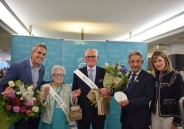 Luisa Narvarte y Raúl Gutiérrez, de 105 y 92 años, respectivamente, fueros reconocidos como Abuela y Abuelo de Piélagos 2023 en un acto con representantes políticos.