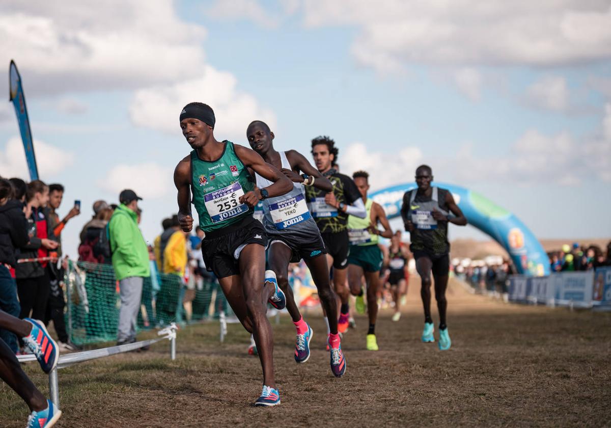 Thierry Ndikumwenayo, durante una de las pruebas de cross en las que este año ha sido el auténtico dominador.