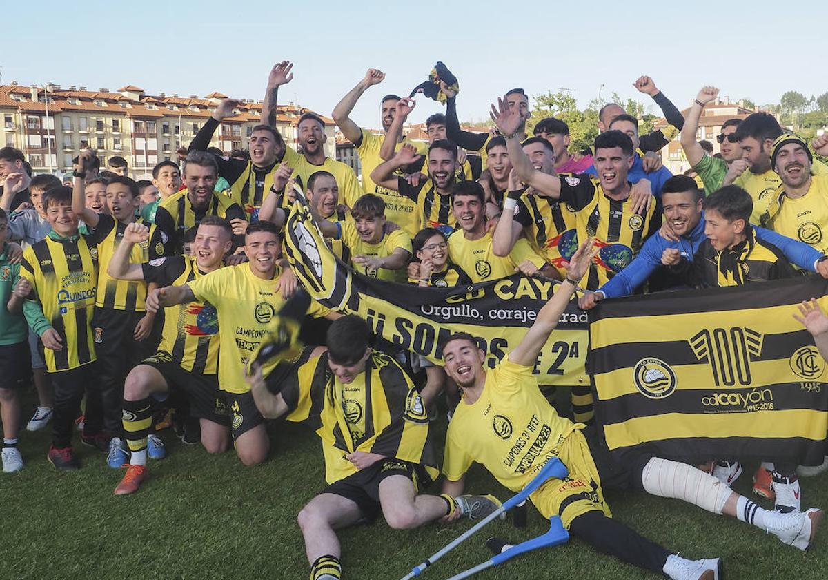 Jugadores y aficionados del Cayón festejan el título de Liga y el ascenso a Segunda RFEF