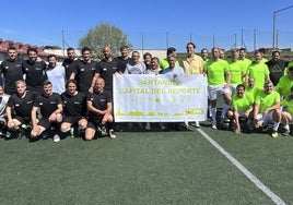 Foto de familia de los dos equipos, con el presidente Miguel Ángel Revilla, en el centro.