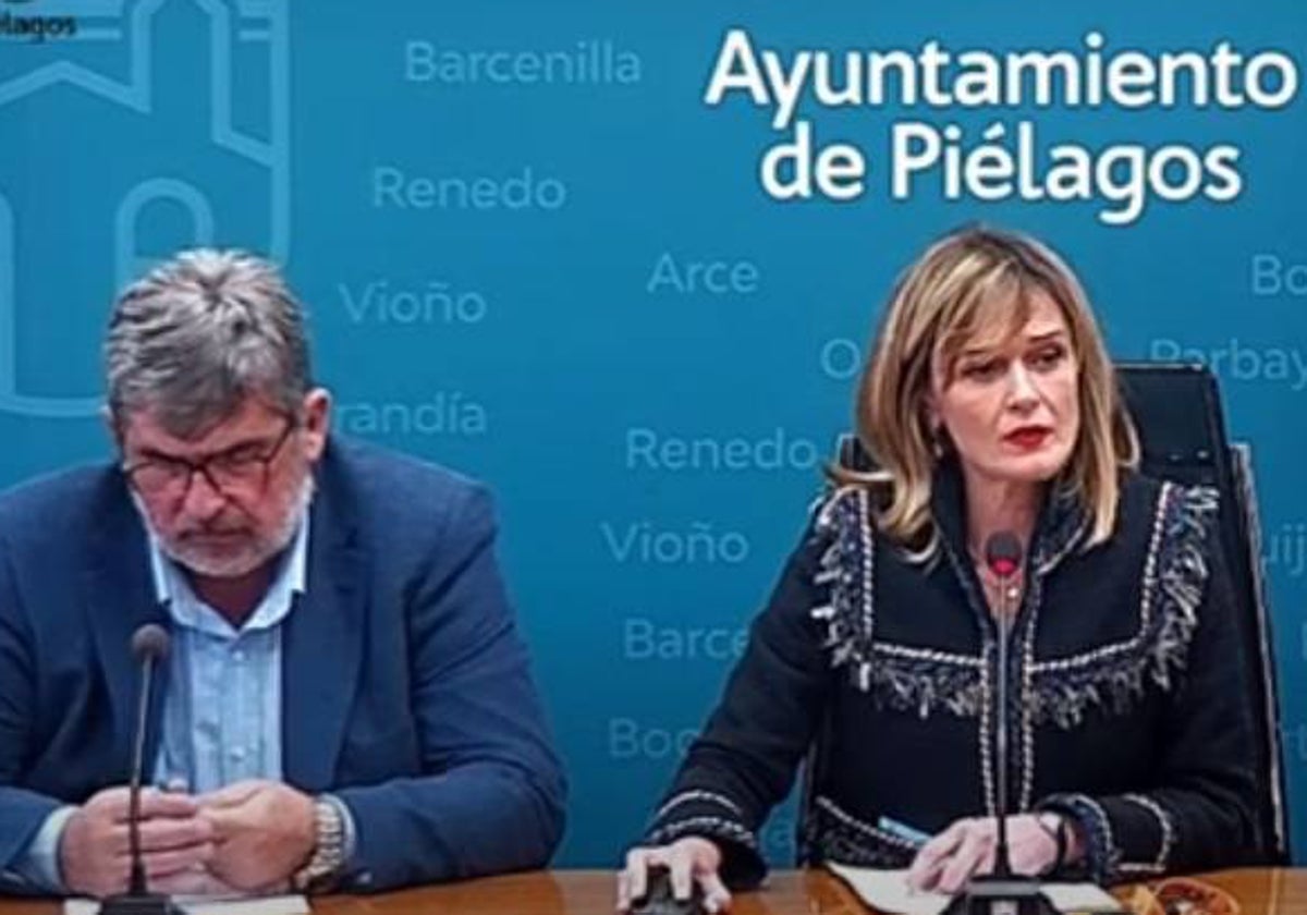 La alcaldesa de Piélagos, Verónica Samperio, junto al portavoz del PSOE, Roberto Ruiz, durante la sesión plenaria de este viernes.