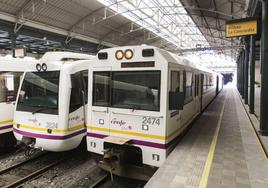 Los trenes de la actual línea entre Santander y la capital vizcaína, en la estación de tren de Bilbao