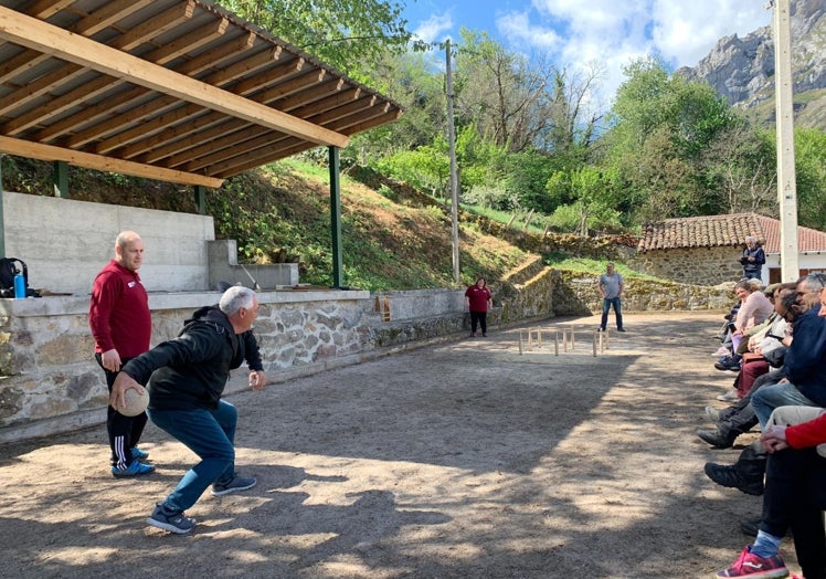 Imagen principal - La actividad tanto de limpieza como del posterior juego se desarrolló en la bolera del pueblo.