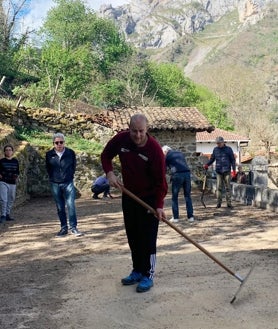 Imagen secundaria 2 - La actividad tanto de limpieza como del posterior juego se desarrolló en la bolera del pueblo.